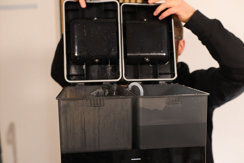 Eine Station eines Saug-Wisch-Roboters mit Frisch- und Wassertank ist zu sehen.